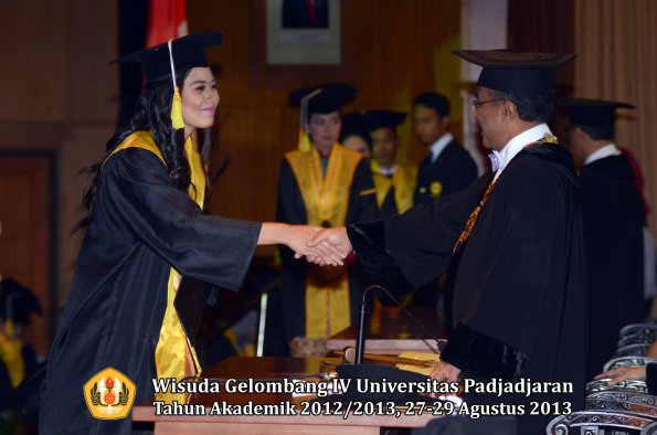 wisuda-unpad-gel-iv-ta-2012_2013-fakultas-ilmu-komunikasi-oleh-rektor-279