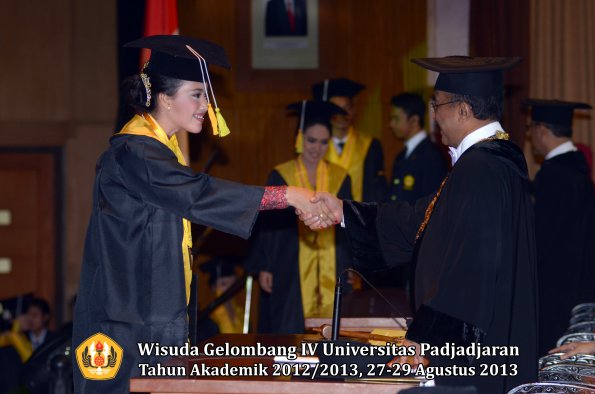 wisuda-unpad-gel-iv-ta-2012_2013-fakultas-ilmu-komunikasi-oleh-rektor-280