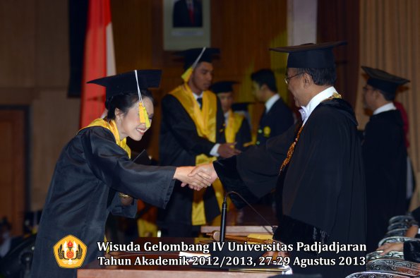 wisuda-unpad-gel-iv-ta-2012_2013-fakultas-ilmu-komunikasi-oleh-rektor-281