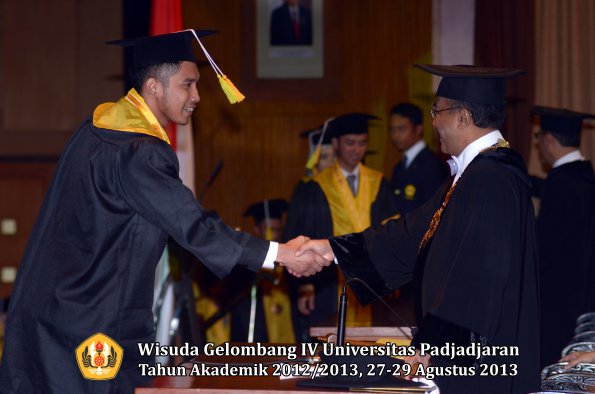 wisuda-unpad-gel-iv-ta-2012_2013-fakultas-ilmu-komunikasi-oleh-rektor-282