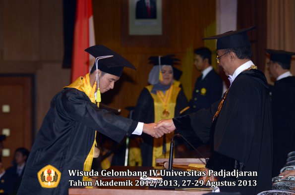 wisuda-unpad-gel-iv-ta-2012_2013-fakultas-ilmu-komunikasi-oleh-rektor-283