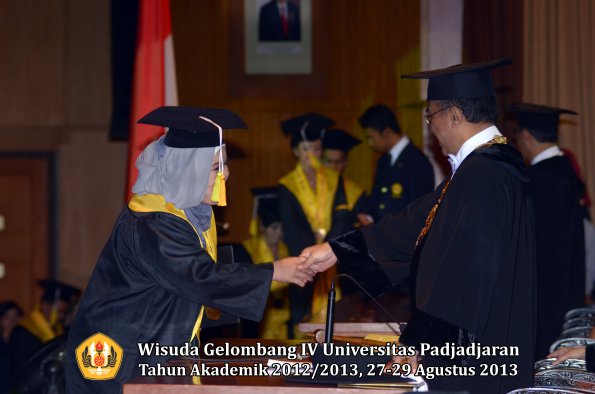 wisuda-unpad-gel-iv-ta-2012_2013-fakultas-ilmu-komunikasi-oleh-rektor-284