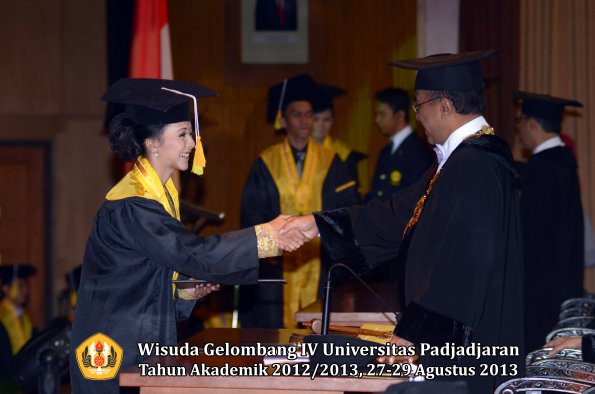 wisuda-unpad-gel-iv-ta-2012_2013-fakultas-ilmu-komunikasi-oleh-rektor-285