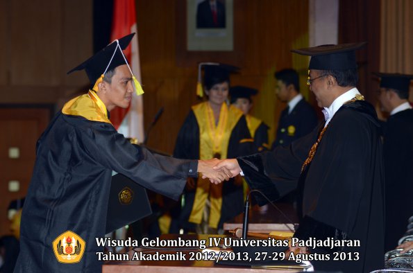 wisuda-unpad-gel-iv-ta-2012_2013-fakultas-ilmu-komunikasi-oleh-rektor-286