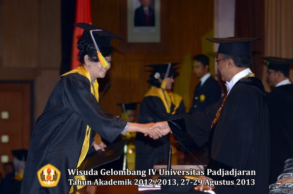 wisuda-unpad-gel-iv-ta-2012_2013-fakultas-ilmu-komunikasi-oleh-rektor-287