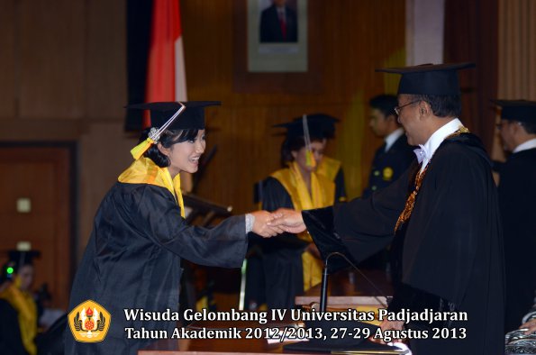 wisuda-unpad-gel-iv-ta-2012_2013-fakultas-ilmu-komunikasi-oleh-rektor-288