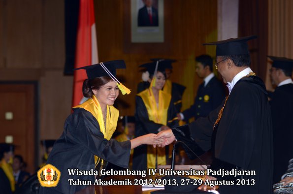 wisuda-unpad-gel-iv-ta-2012_2013-fakultas-ilmu-komunikasi-oleh-rektor-289