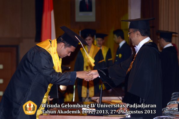 wisuda-unpad-gel-iv-ta-2012_2013-fakultas-ilmu-komunikasi-oleh-rektor-291