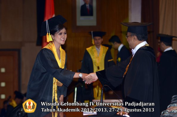 wisuda-unpad-gel-iv-ta-2012_2013-fakultas-ilmu-komunikasi-oleh-rektor-292