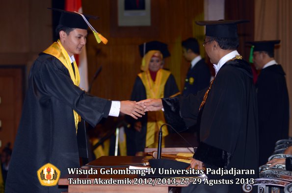 wisuda-unpad-gel-iv-ta-2012_2013-fakultas-ilmu-komunikasi-oleh-rektor-293