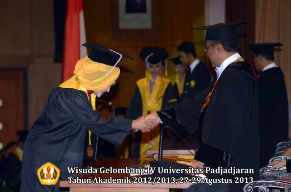 wisuda-unpad-gel-iv-ta-2012_2013-fakultas-ilmu-komunikasi-oleh-rektor-294