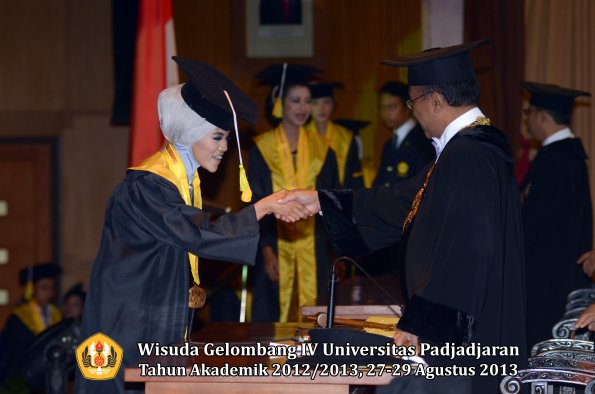 wisuda-unpad-gel-iv-ta-2012_2013-fakultas-ilmu-komunikasi-oleh-rektor-295