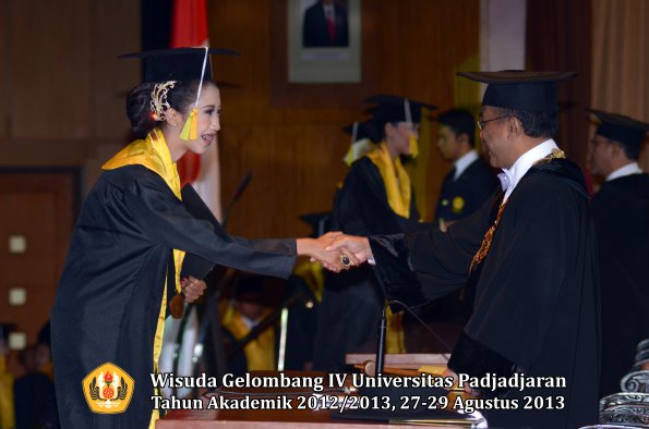 wisuda-unpad-gel-iv-ta-2012_2013-fakultas-ilmu-komunikasi-oleh-rektor-296