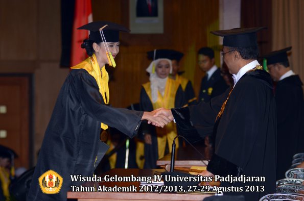 wisuda-unpad-gel-iv-ta-2012_2013-fakultas-ilmu-komunikasi-oleh-rektor-297