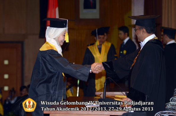 wisuda-unpad-gel-iv-ta-2012_2013-fakultas-ilmu-komunikasi-oleh-rektor-298