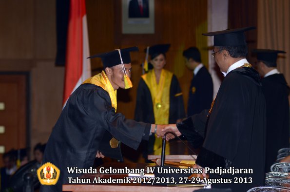 wisuda-unpad-gel-iv-ta-2012_2013-fakultas-ilmu-komunikasi-oleh-rektor-299