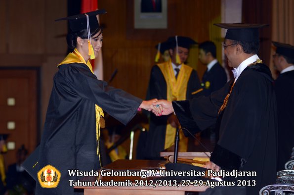 wisuda-unpad-gel-iv-ta-2012_2013-fakultas-ilmu-komunikasi-oleh-rektor-300