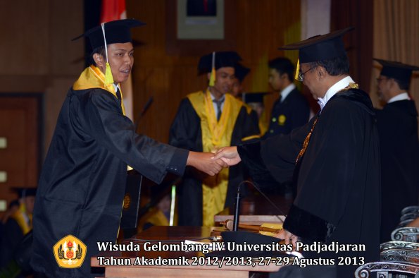 wisuda-unpad-gel-iv-ta-2012_2013-fakultas-ilmu-komunikasi-oleh-rektor-301