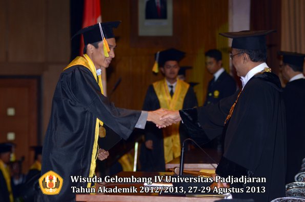 wisuda-unpad-gel-iv-ta-2012_2013-fakultas-ilmu-komunikasi-oleh-rektor-302