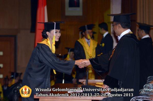 wisuda-unpad-gel-iv-ta-2012_2013-fakultas-ilmu-komunikasi-oleh-rektor-304