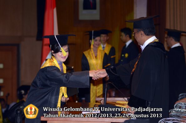 wisuda-unpad-gel-iv-ta-2012_2013-fakultas-ilmu-komunikasi-oleh-rektor-306