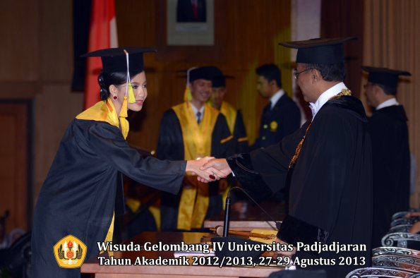 wisuda-unpad-gel-iv-ta-2012_2013-fakultas-ilmu-komunikasi-oleh-rektor-307