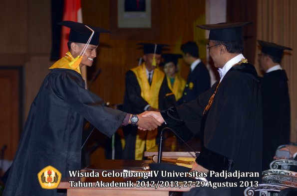 wisuda-unpad-gel-iv-ta-2012_2013-fakultas-ilmu-komunikasi-oleh-rektor-309