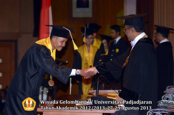 wisuda-unpad-gel-iv-ta-2012_2013-fakultas-ilmu-komunikasi-oleh-rektor-310