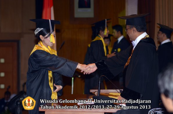 wisuda-unpad-gel-iv-ta-2012_2013-fakultas-ilmu-komunikasi-oleh-rektor-311