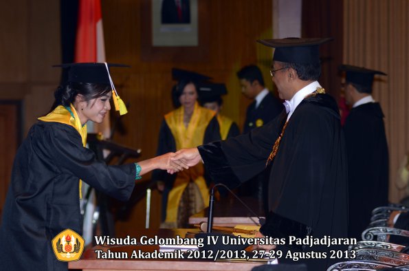 wisuda-unpad-gel-iv-ta-2012_2013-fakultas-ilmu-komunikasi-oleh-rektor-312