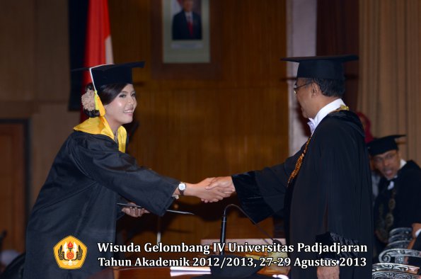 wisuda-unpad-gel-iv-ta-2012_2013-fakultas-ilmu-komunikasi-oleh-rektor-314