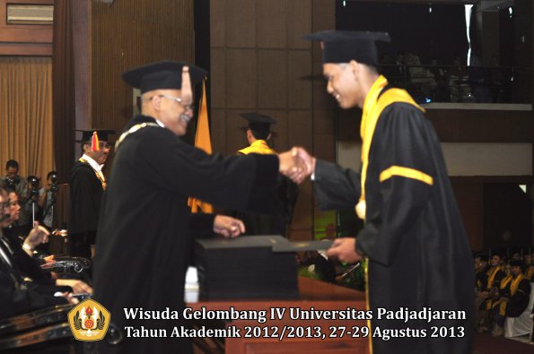 wisuda-unpad-gel-iv-ta-2012_2013-fakultas-peternakan-oleh-dekan-002