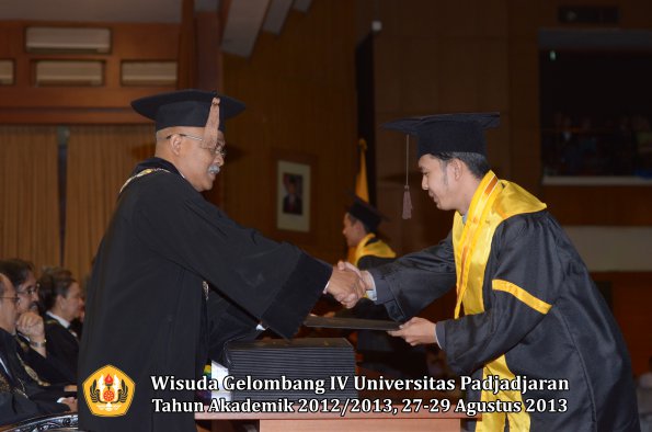 wisuda-unpad-gel-iv-ta-2012_2013-fakultas-peternakan-oleh-dekan-011