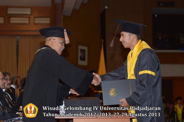 wisuda-unpad-gel-iv-ta-2012_2013-fakultas-peternakan-oleh-dekan-014