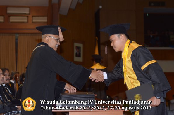 wisuda-unpad-gel-iv-ta-2012_2013-fakultas-peternakan-oleh-dekan-015