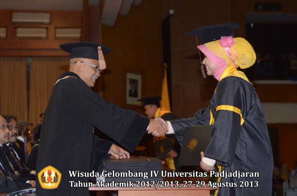 wisuda-unpad-gel-iv-ta-2012_2013-fakultas-peternakan-oleh-dekan-016