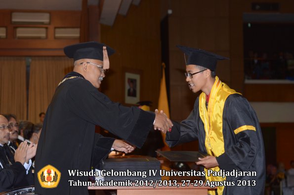 wisuda-unpad-gel-iv-ta-2012_2013-fakultas-peternakan-oleh-dekan-017