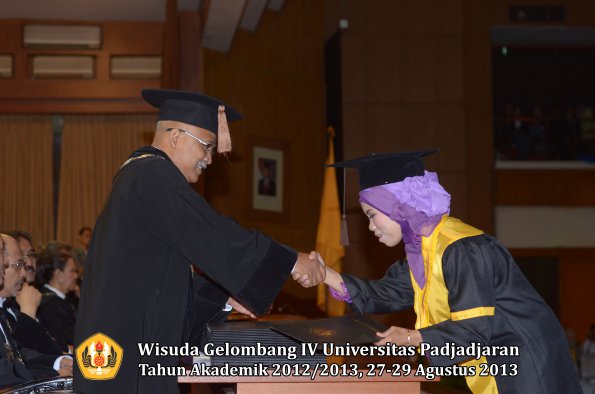 wisuda-unpad-gel-iv-ta-2012_2013-fakultas-peternakan-oleh-dekan-018