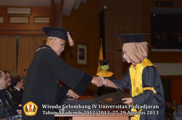 wisuda-unpad-gel-iv-ta-2012_2013-fakultas-peternakan-oleh-dekan-020