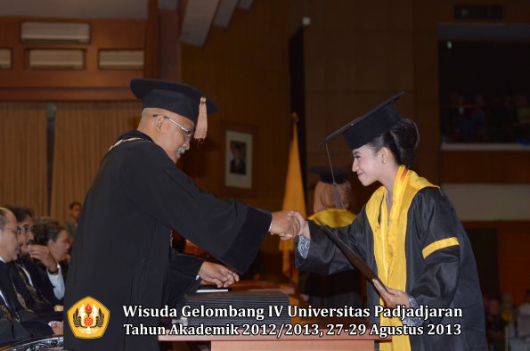 wisuda-unpad-gel-iv-ta-2012_2013-fakultas-peternakan-oleh-dekan-021