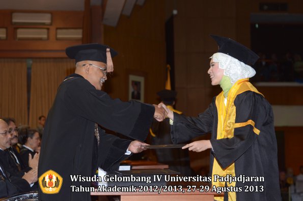 wisuda-unpad-gel-iv-ta-2012_2013-fakultas-peternakan-oleh-dekan-024