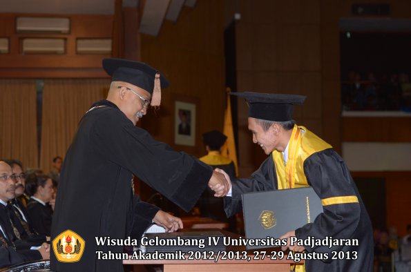 wisuda-unpad-gel-iv-ta-2012_2013-fakultas-peternakan-oleh-dekan-026