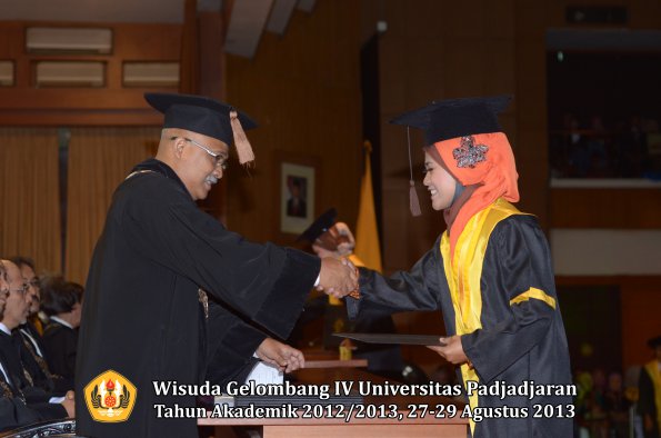 wisuda-unpad-gel-iv-ta-2012_2013-fakultas-peternakan-oleh-dekan-034