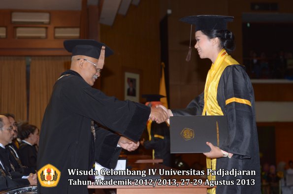 wisuda-unpad-gel-iv-ta-2012_2013-fakultas-peternakan-oleh-dekan-035