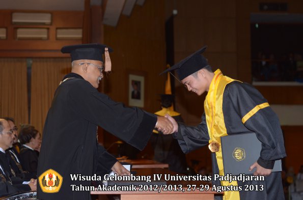 wisuda-unpad-gel-iv-ta-2012_2013-fakultas-peternakan-oleh-dekan-036