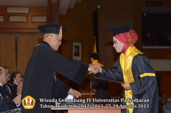 wisuda-unpad-gel-iv-ta-2012_2013-fakultas-peternakan-oleh-dekan-037