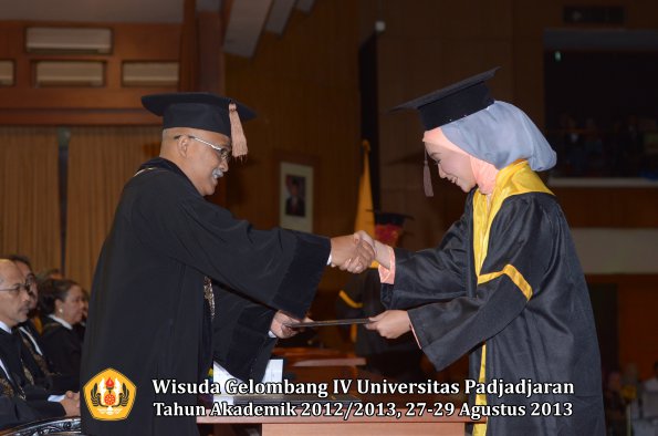 wisuda-unpad-gel-iv-ta-2012_2013-fakultas-peternakan-oleh-dekan-038