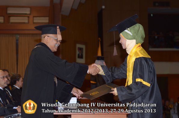 wisuda-unpad-gel-iv-ta-2012_2013-fakultas-peternakan-oleh-dekan-039