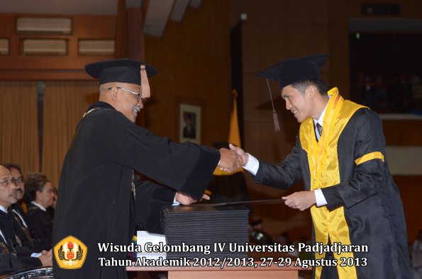 wisuda-unpad-gel-iv-ta-2012_2013-fakultas-peternakan-oleh-dekan-041