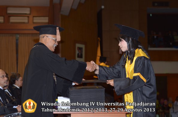 wisuda-unpad-gel-iv-ta-2012_2013-fakultas-peternakan-oleh-dekan-042